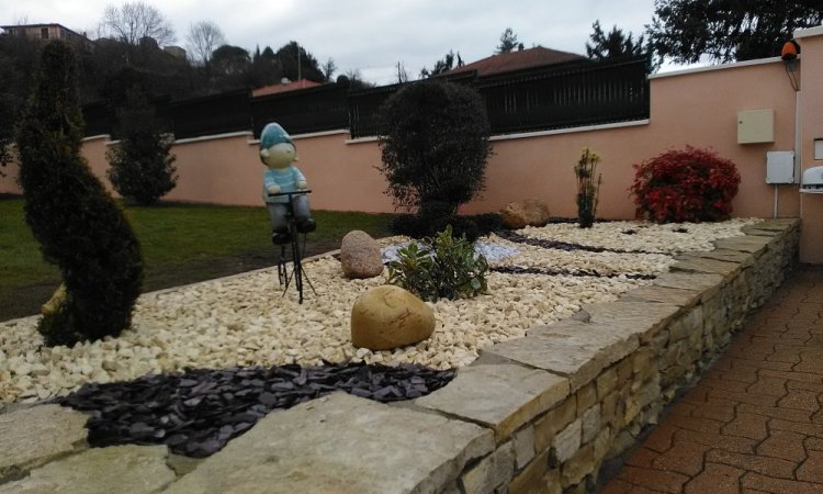 Aménagements de buttes et de murs en pierres à Saint-Martin-la-Plaine - H2O Paysages