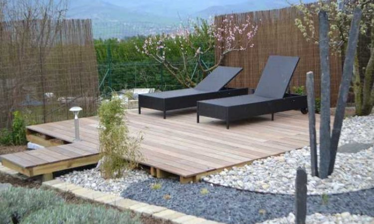 Installation d'une terrasse en bois et composite à Saint-Martin-la-Plaine - H2O Paysages