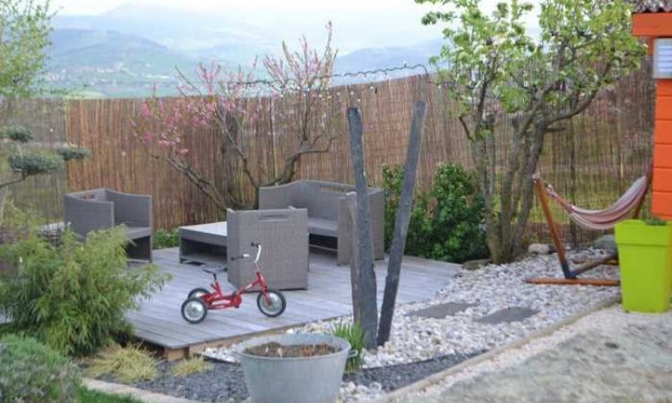 Installation d'une terrasse en bois et composite à Saint-Martin-la-Plaine - H2O Paysages